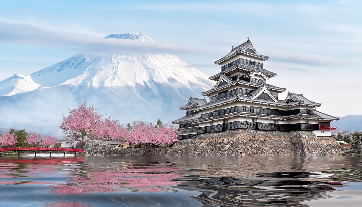 Chateau japonais entouré de cerisiers devant le Mont Fuji, Tokyo, Japon