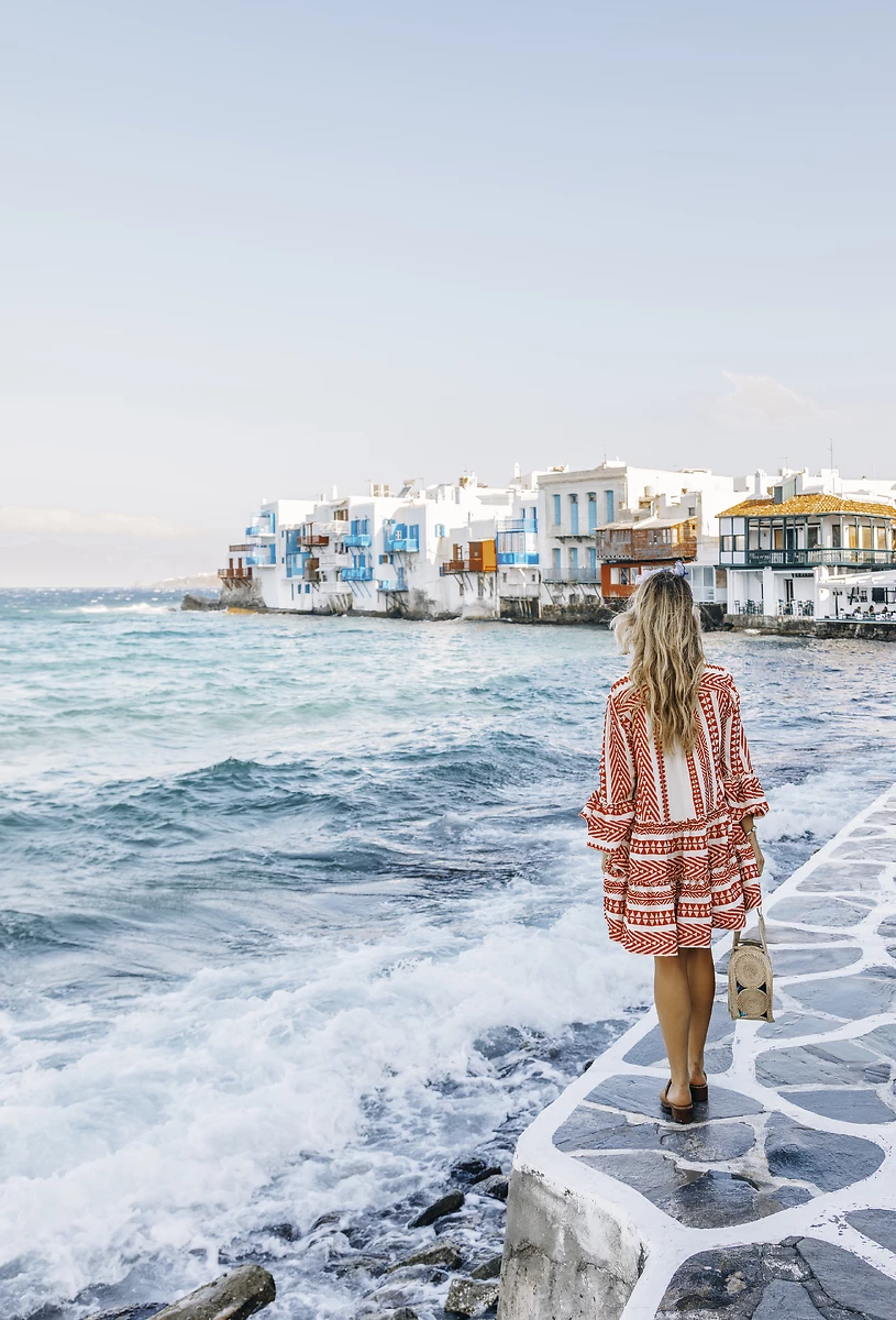 Jeune femme en bord de mer, Mykonos