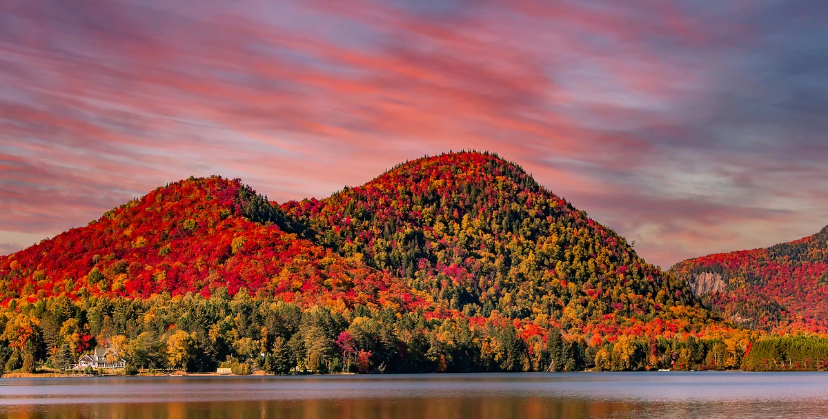 Vue du Mont-tremblant près du Lac Supérieur, Québec, Canada