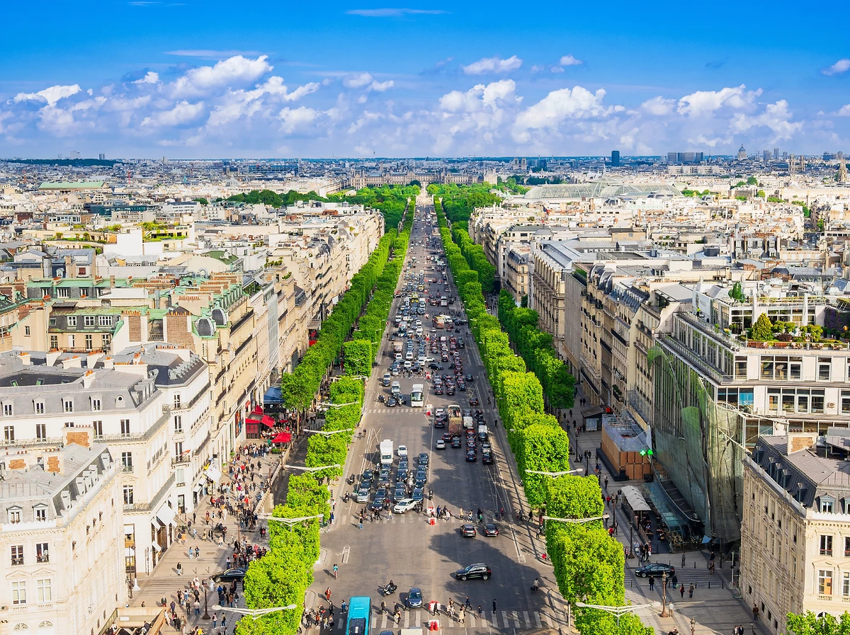 Vue des Champs-Élysées depuis l'Arc de Triomphe, Paris ,France