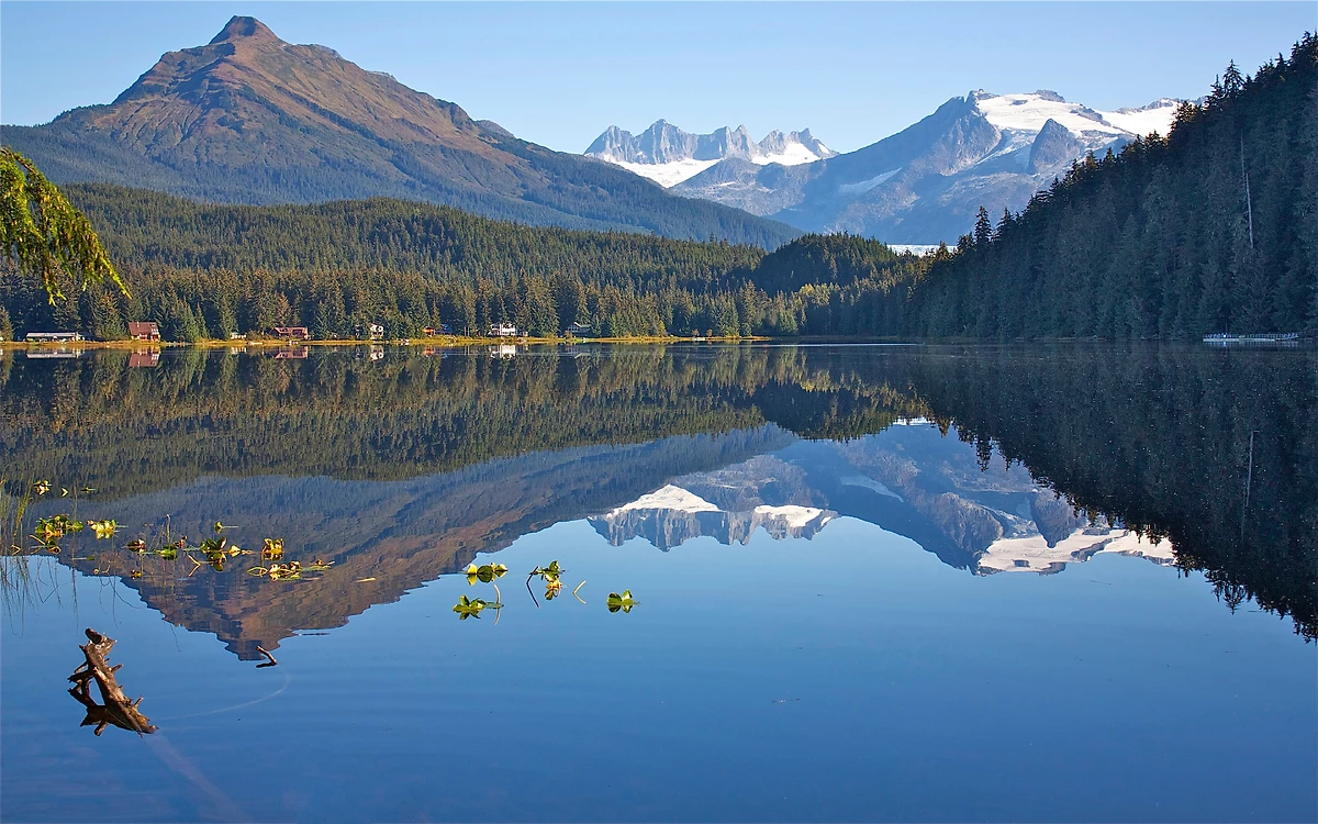 Maisons rustiques bordent les rives du lac Auke, Juneau, Alaska, États-Unis