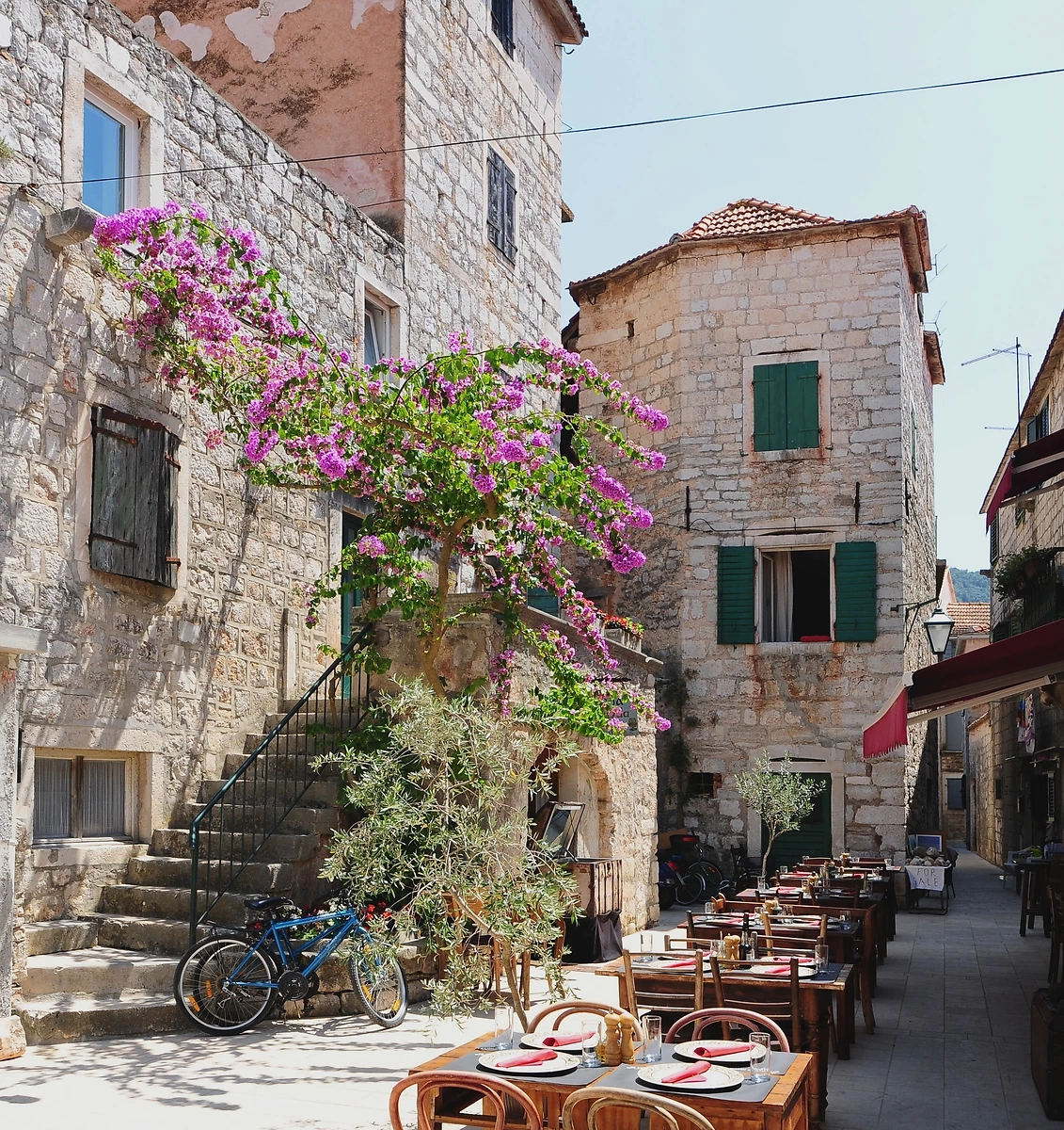 Terrasse de restaurant dans une ruelle, Stari Grad, île de Hvar