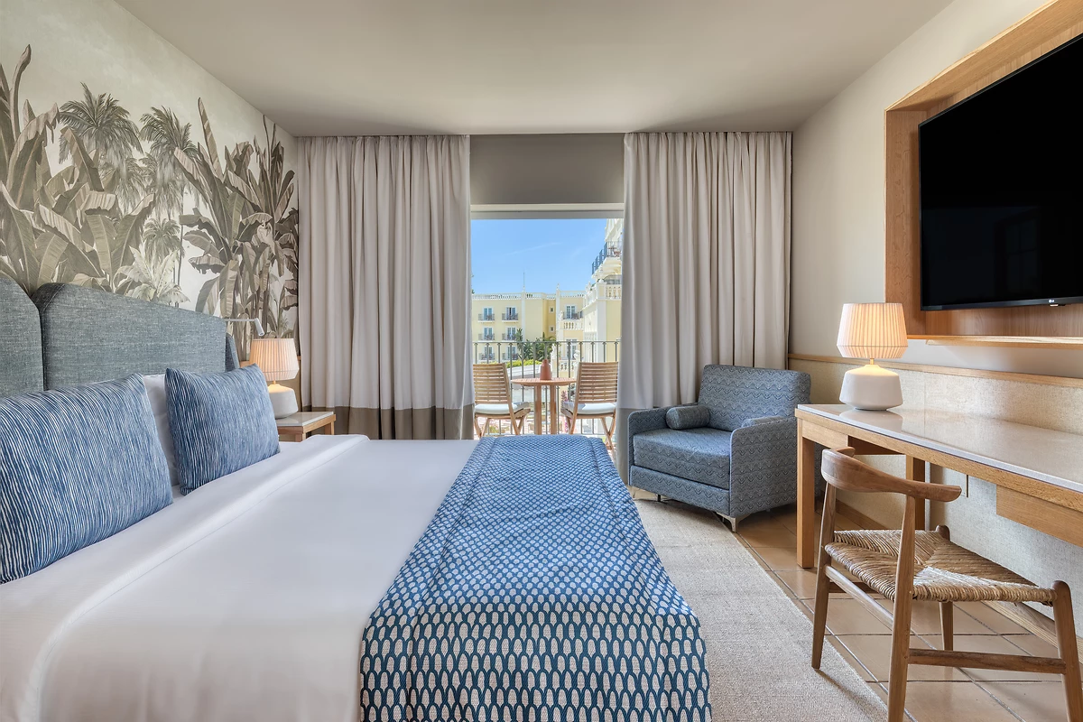 Image Tropical Family Retreat