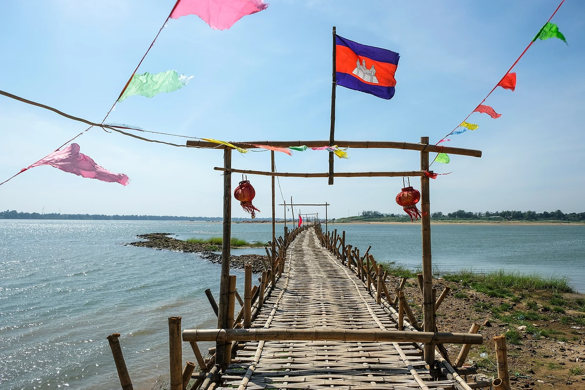 Le pont en bambou reliant le centre-ville de Kampong Cham avec l'île de Koh Paen est le plus long du monde
