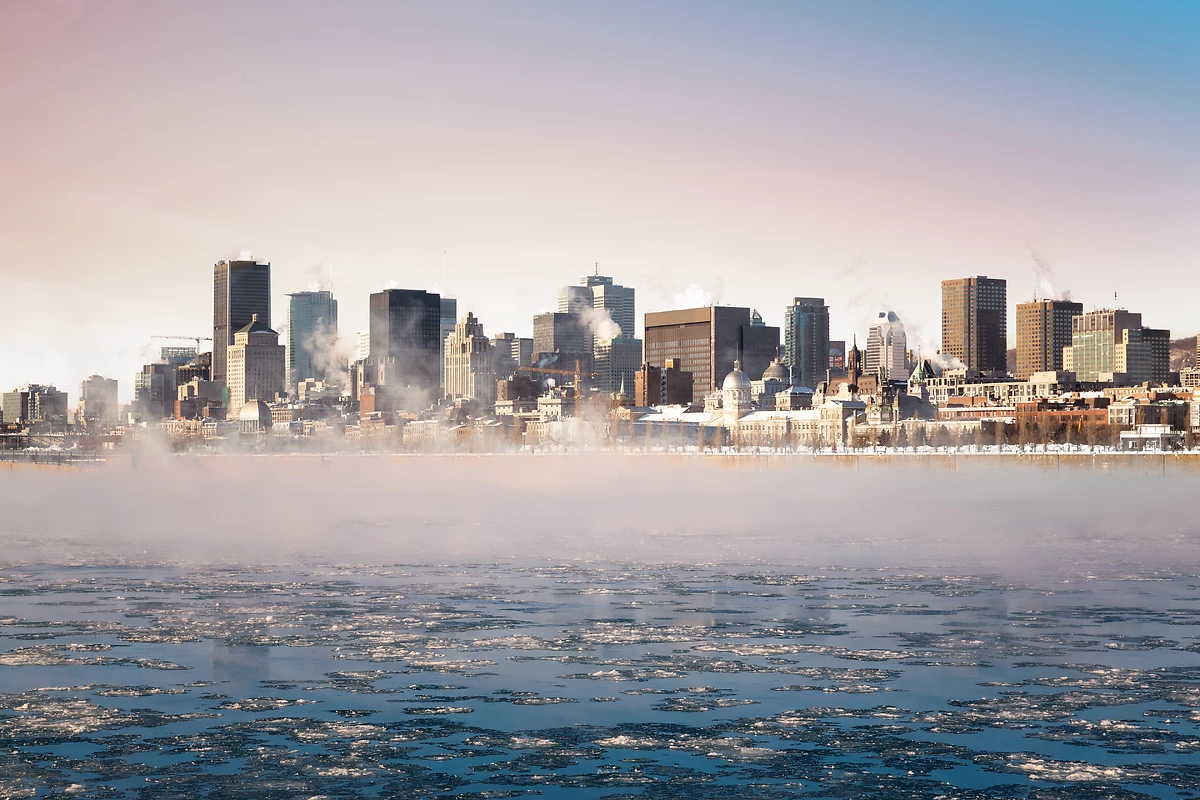 Vapeur sur le fleuve Saint-Laurent gelé, Montréal, Québec