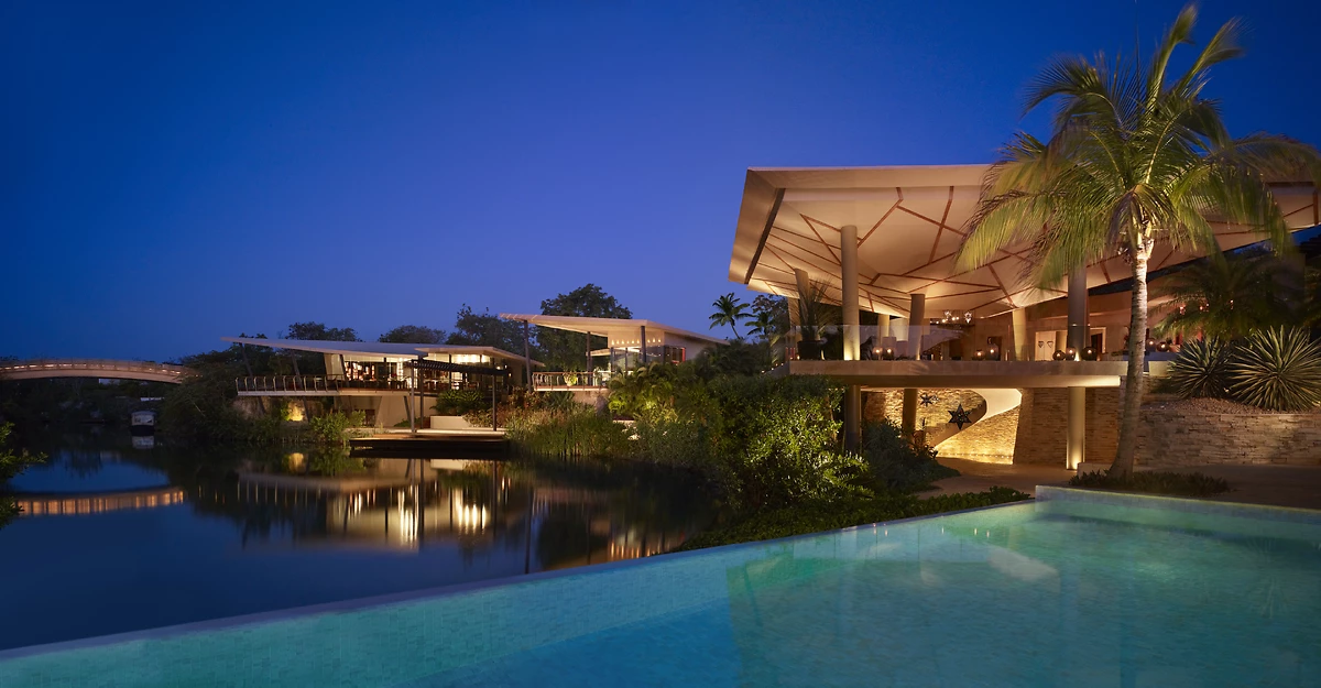 Piscine de l'hôtel de nuit, Rosewood Mayakoba