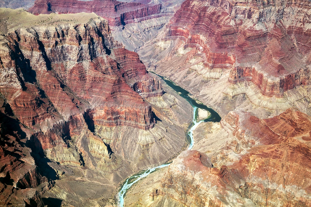 Vue aérienne de la rivière du Colorado traversant le Grand Canyon, Arizona