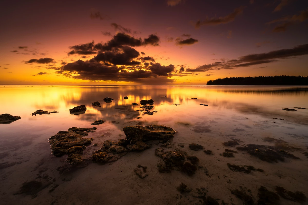 Coucher de soleil sur la plage, île de Moorea