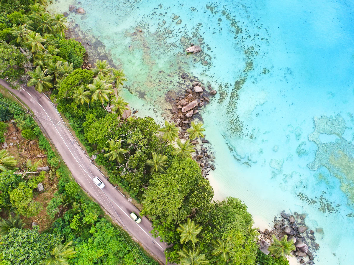 Vue aérienne d'une route côtière, La Digue, Seychelles