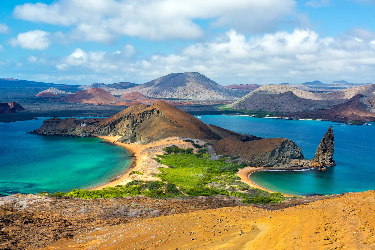 Vue de deux plages sur l'île de Bartolome dans les îles Galápagos, Équateur