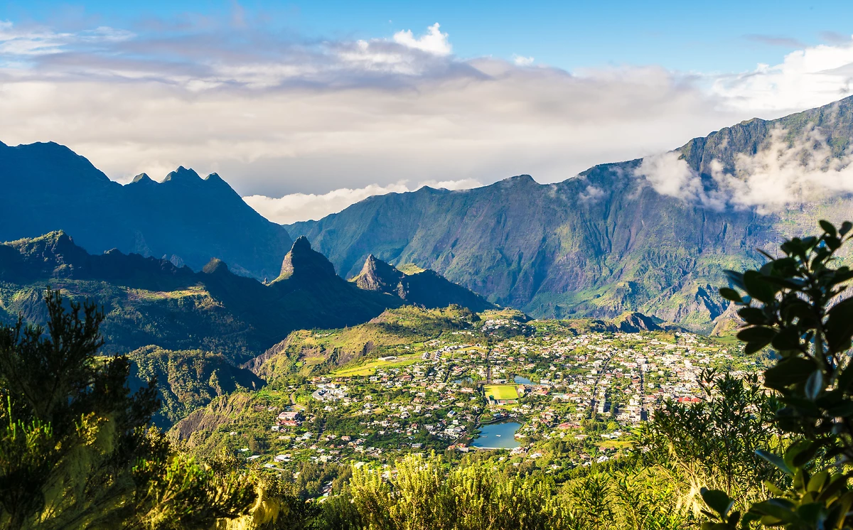 Vue sur la ville de Cilaos, Cirque de Cilaos, Île de la Réunion, France