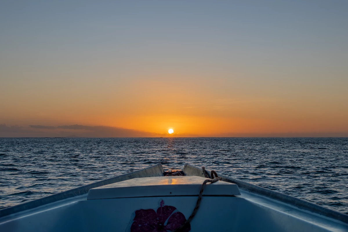 Vue sur un coucher de soleil à bord d'une embarcation, Bora Bora, archipel de la Société