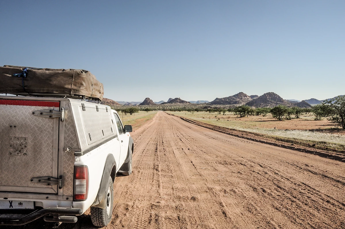 Voiture traversant une route, Namibie