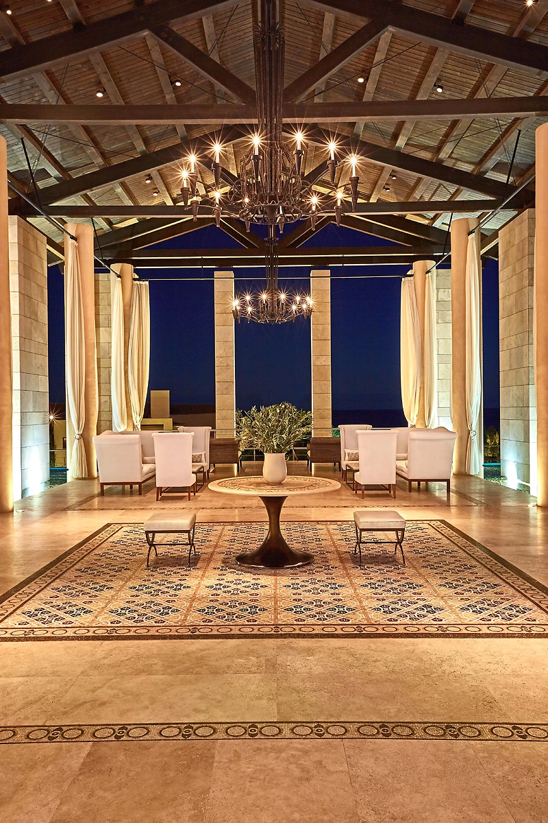 Lobby de l'hôtel de nuit, The Romanos