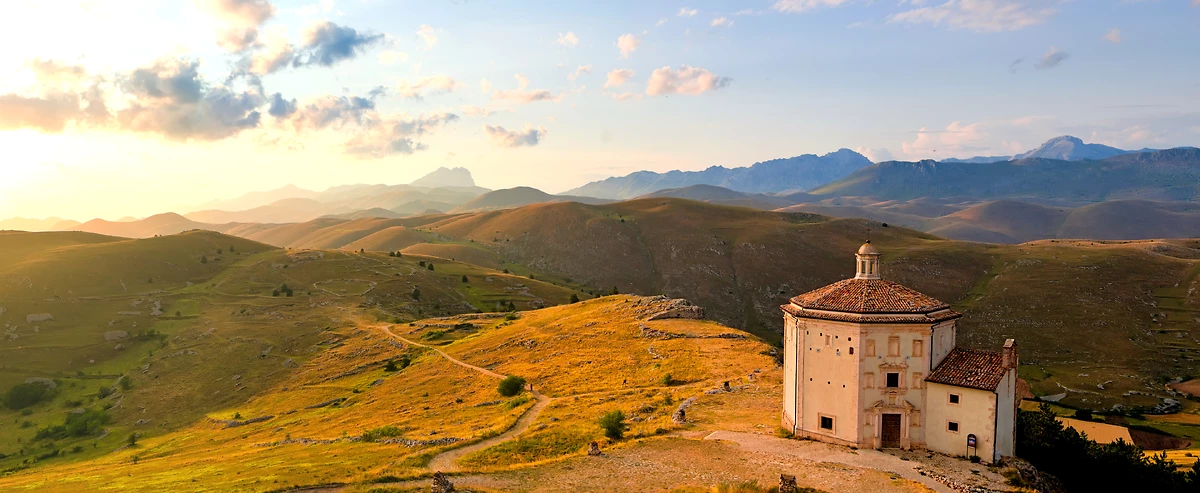 Coucher de soleil d'été sur l'église de Santa Maria Della Pietà, près de la ruine du château de Rocca Calascio, Abruzzes