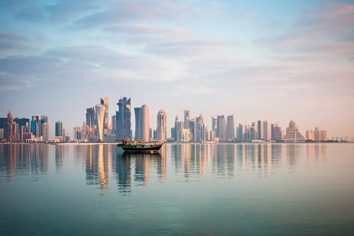 Corniche de Doha et bateau traditionnel, Doha, Qatar