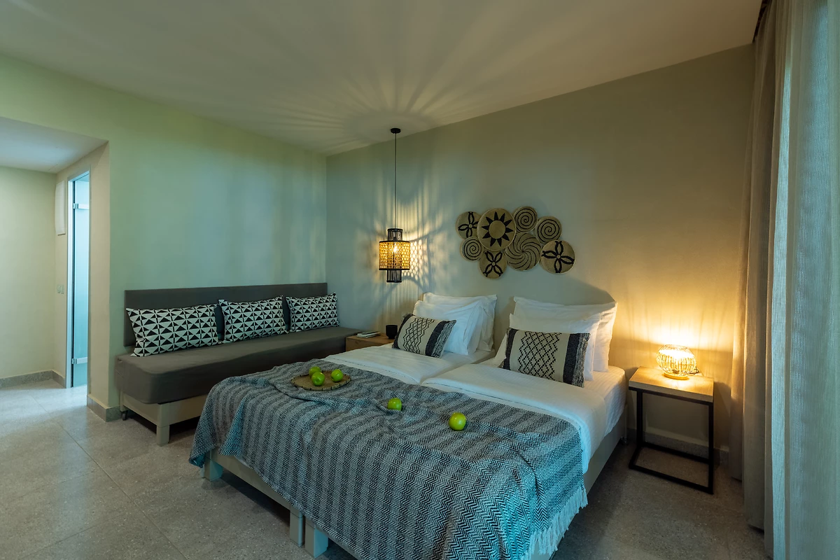 Image Chambre double supérieure vue mer latérale