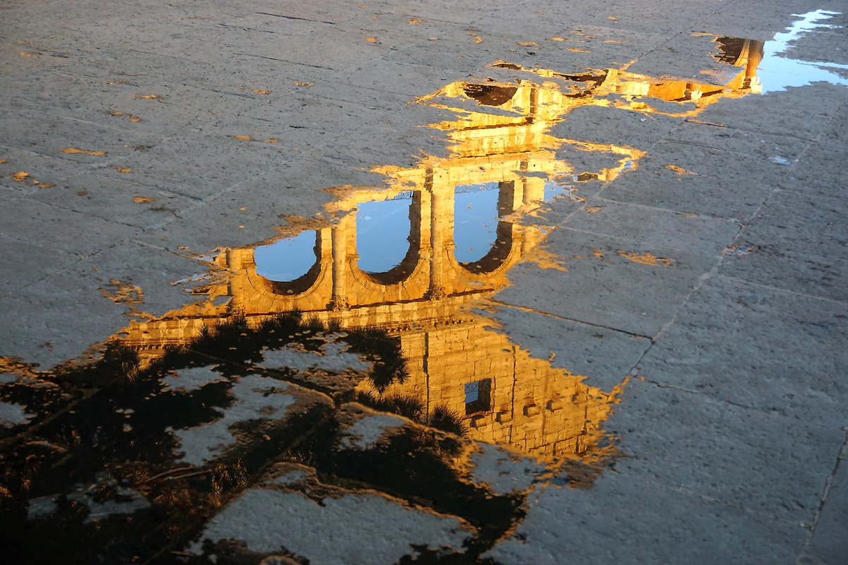 Reflets du Colisée dans une flaque d'eau, Rome
