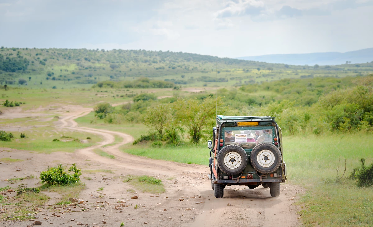 Jeep traversant le parc national du Serengeti, Masai Mara, Kenya