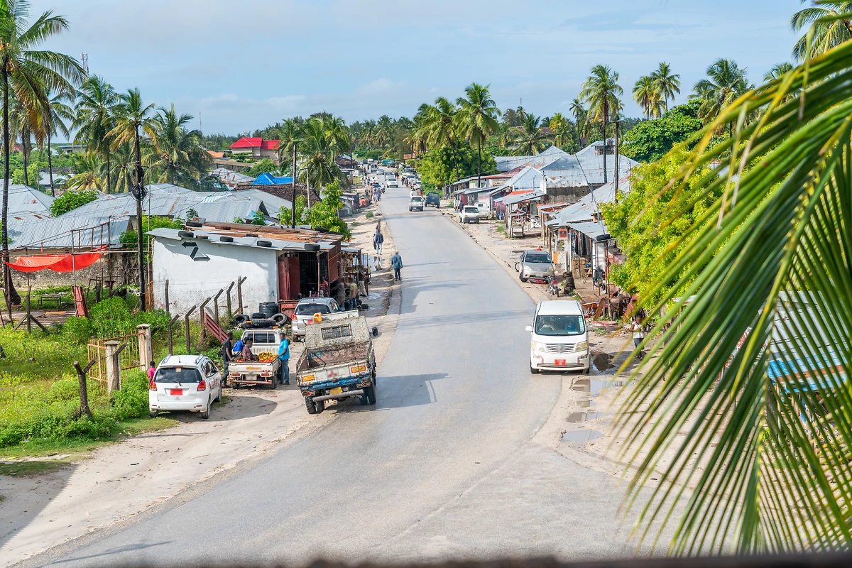 Route traversant un village, Zanzibar