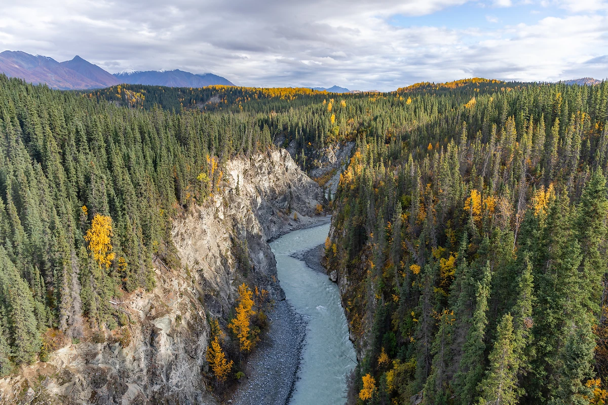 Rivière Kuskulana traversant le parc national de Wrangell St Elias, Alaska, États-Unis
