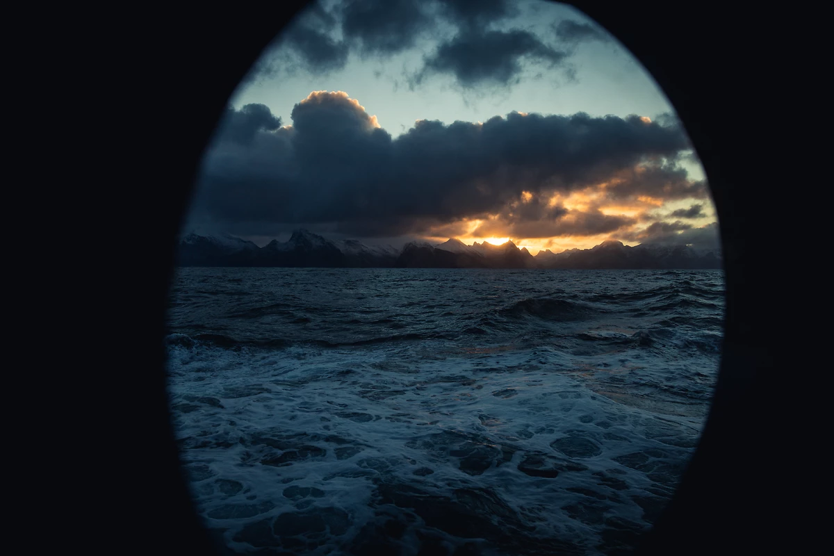 Vue d'un hublot sur une mer agîtée, Océan Atlantique