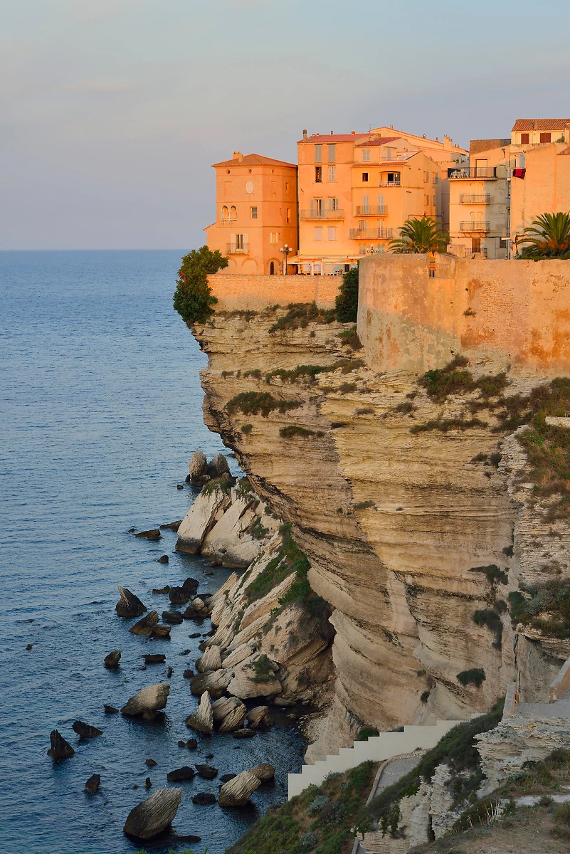 Lever de soleil sur la vieille ville de Bonifacio, Corse