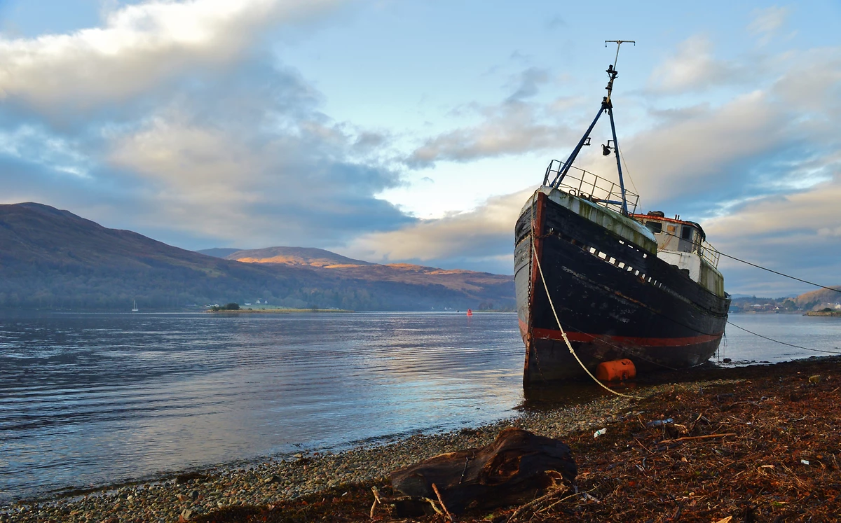 Bateau échoué sur les rives du Loch Linnhe, Corpach, près de Fort William, Highlands