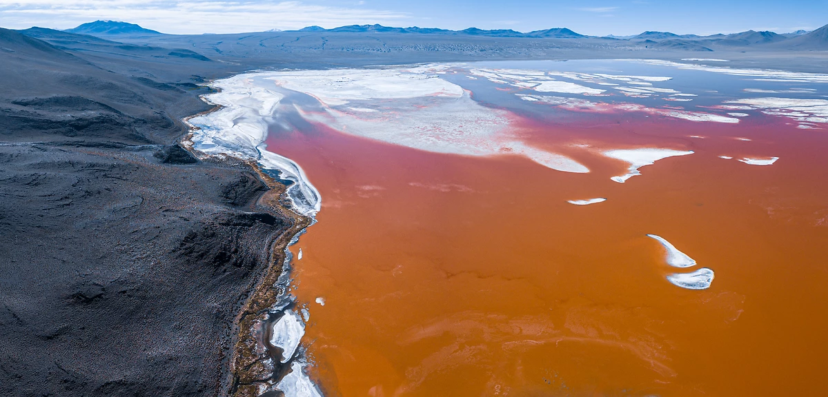 Vue aérienne du lac salé Laguna Colorada, Altiplano, Bolivie