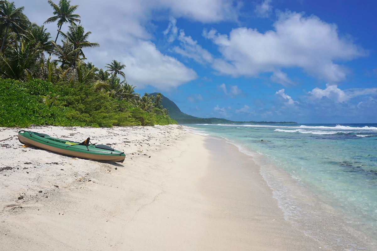 Kayak sur la plage, île de Huahine