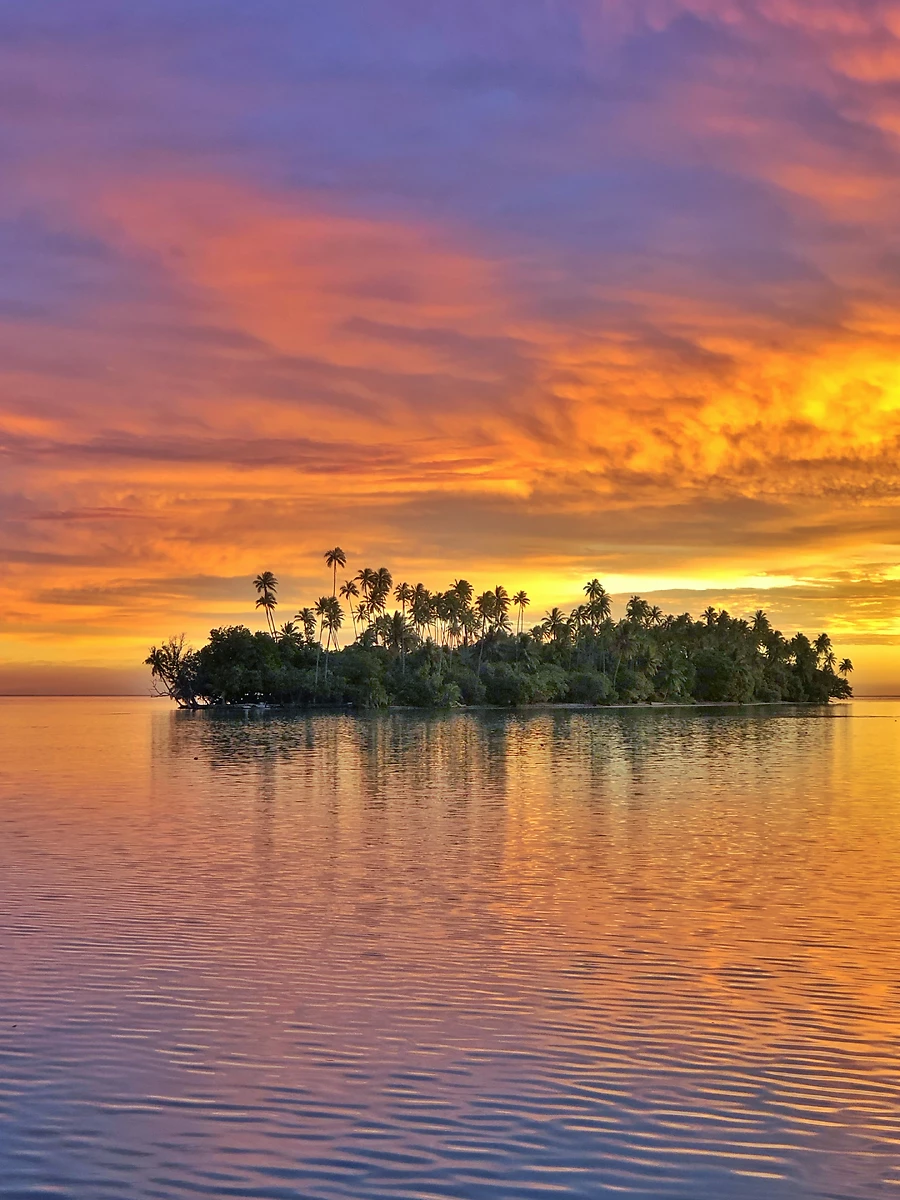 Coucher de soleil sur un îlot, Polynésie Française