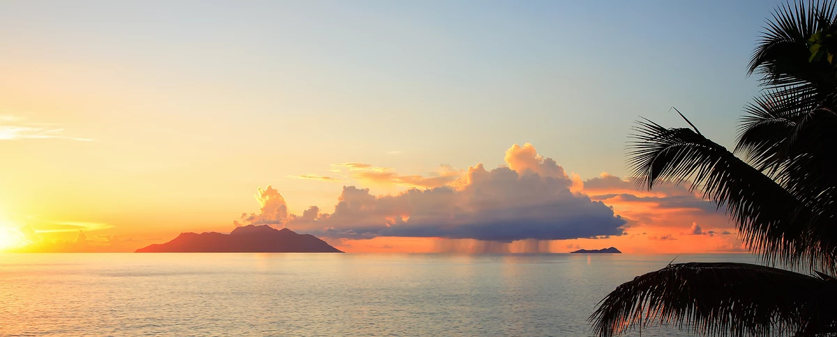 Vue sur l'île Silhouette au coucher du soleil, Mahé