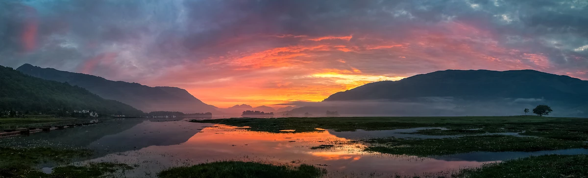 Lever du soleil sur le loch Leven, village de Glencoe, Highlands