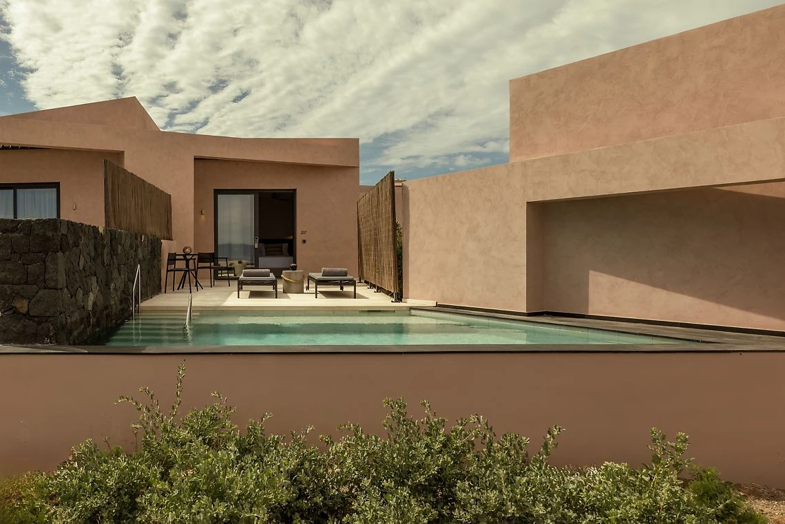 Image Senses Retreat