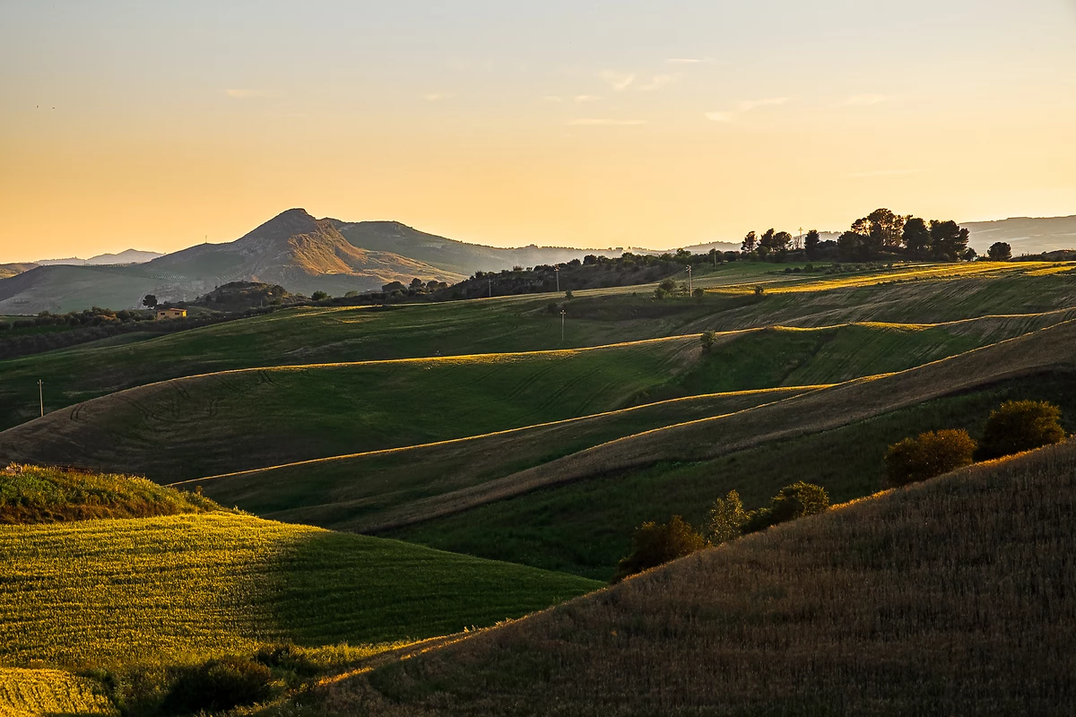Coucher de soleil sur la campagne sicilienne, près de Caltanissetta, Sicile, Italie