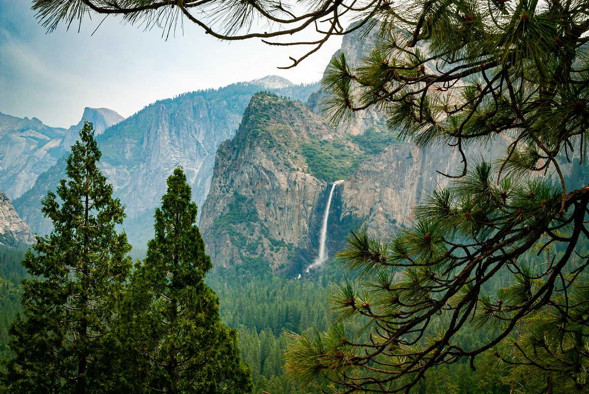 Vue sur une cascade dans le parc national de Yosemite, Californie