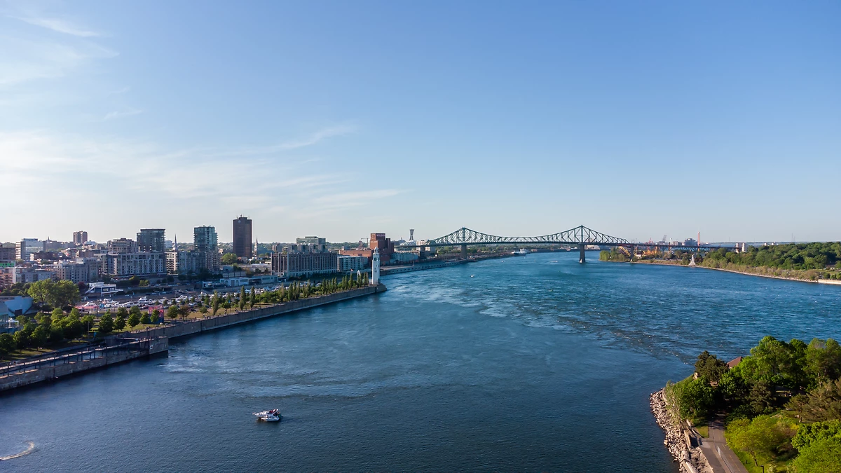 Vue sur le fleuve Saint-Laurent à Montréal