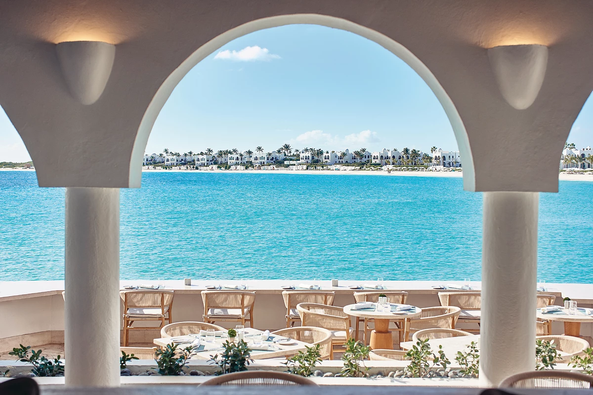 Un des restaurants de l'hôtel, Cap Juluca, a Belmond Hotel