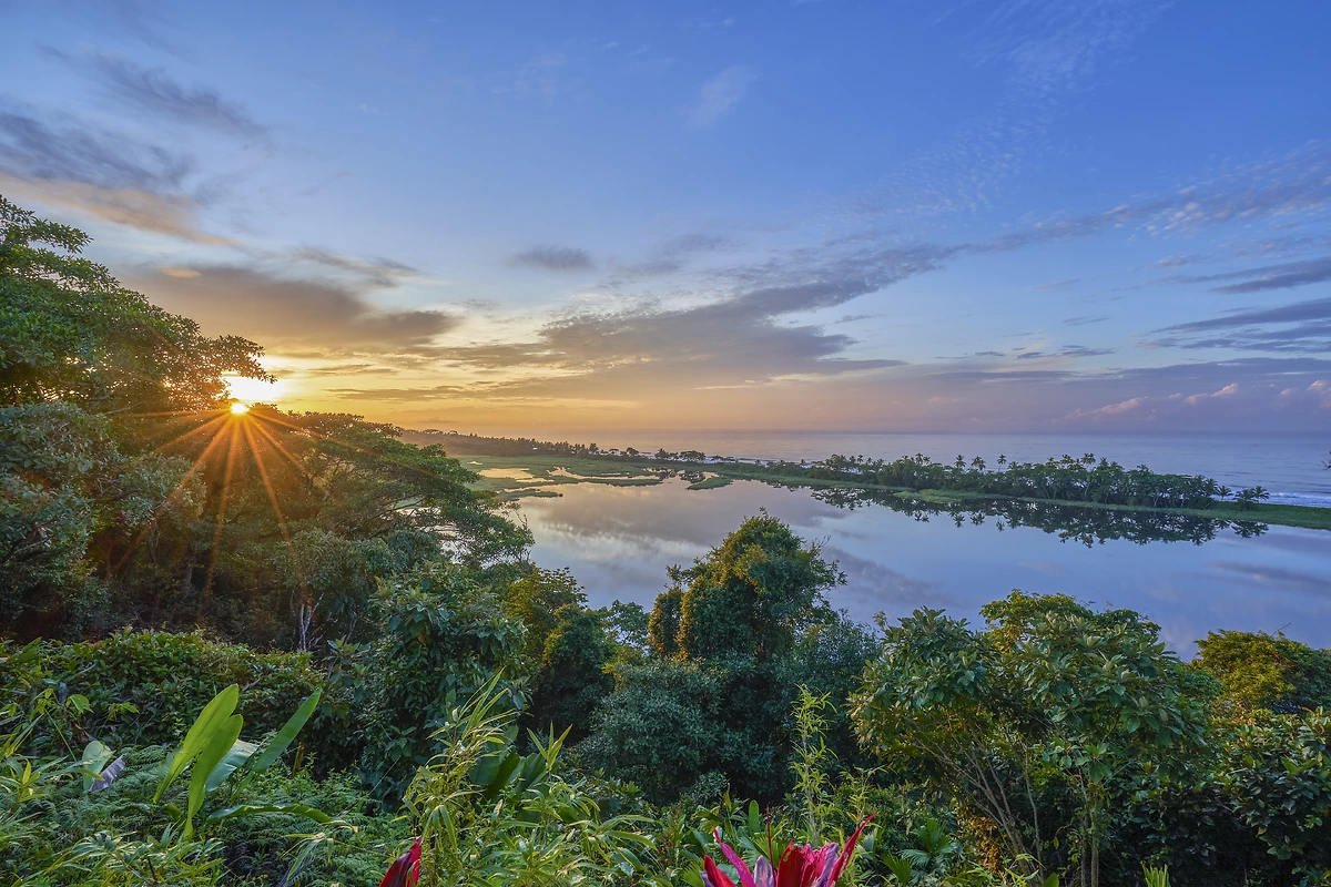 Lever de soleil sur le parc national de Corcovado sur la péninsule d'Osa au Costa Rica