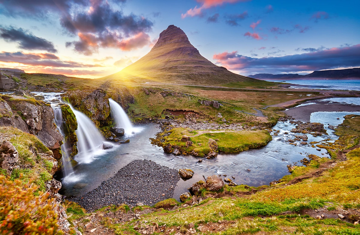 Lever de soleil sur la cascade de Kirkjufellsfoss, Islande