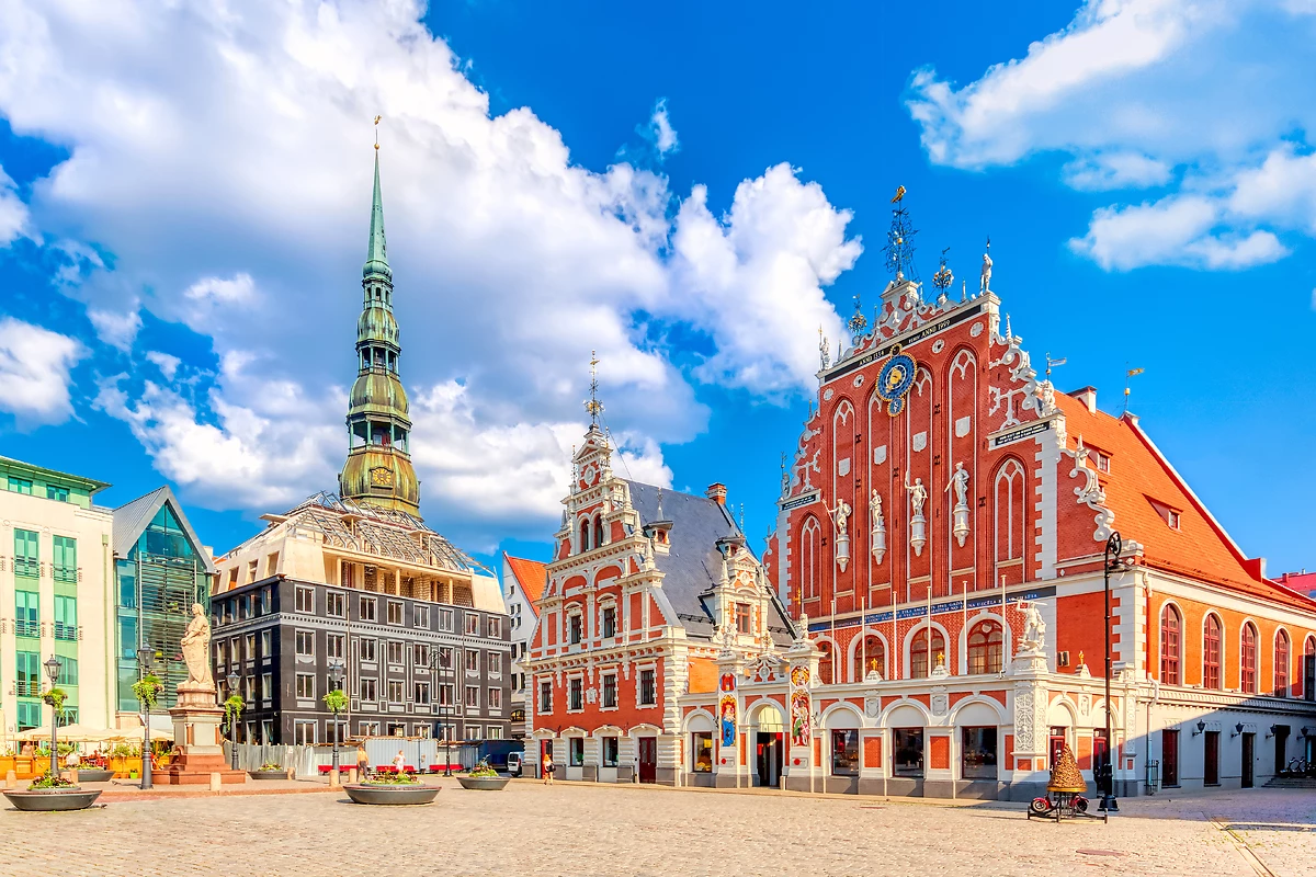 Vue sur la place de la vieille ville de Ratslaukums, statue de Roland, maison des têtes noires et cathédrale Saint-Pierre, Riga, Lettonie