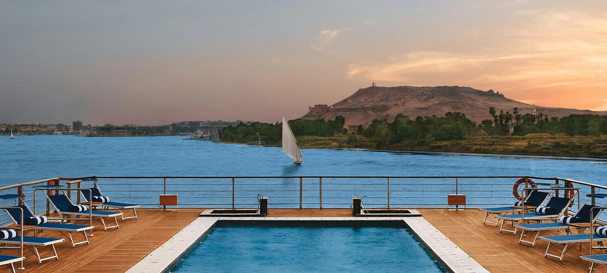 Piscine sur le pont, bateau The Oberoi Zahra