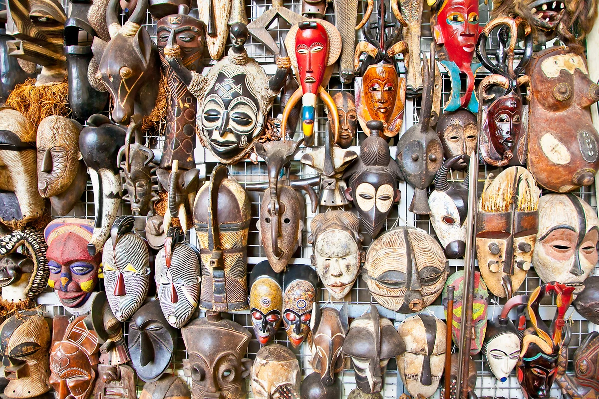 Stand de masques africains anciens au marché, Nairobi, Kenya