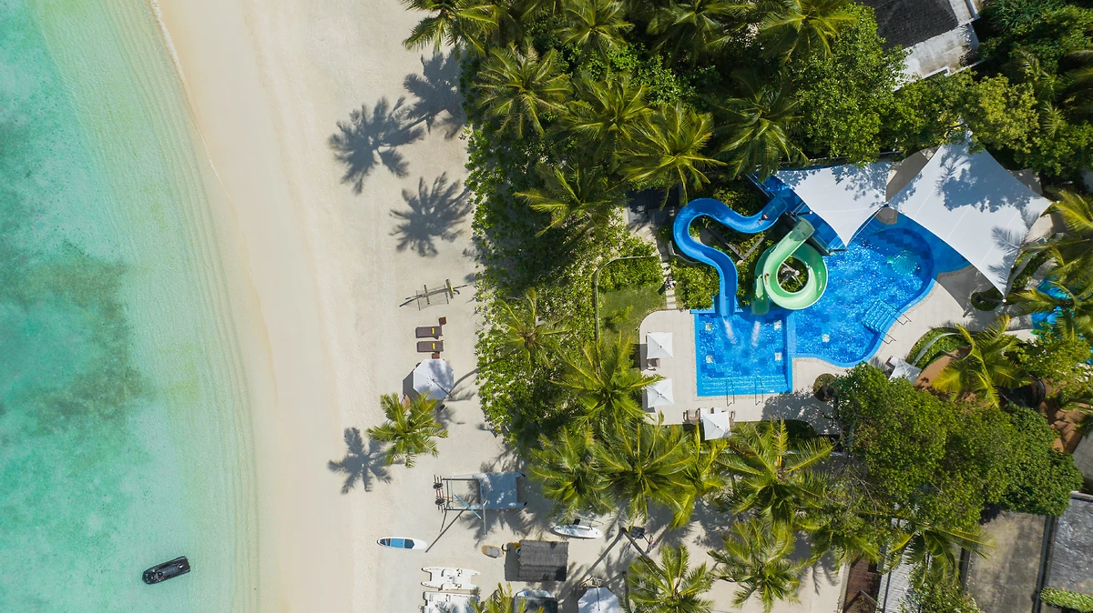 Vue aérienne de la plage et de la piscine de l'hôtel, Cheval Blanc Randheli