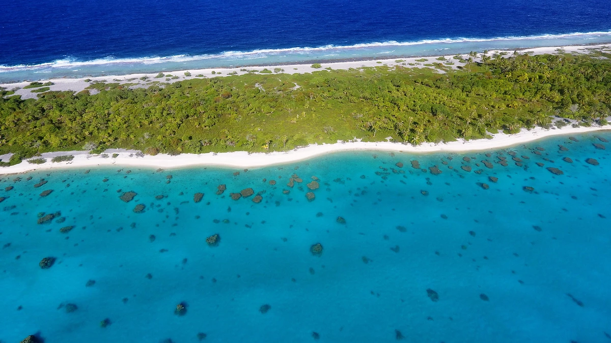 Vue aérienne de la côte, Kauehi