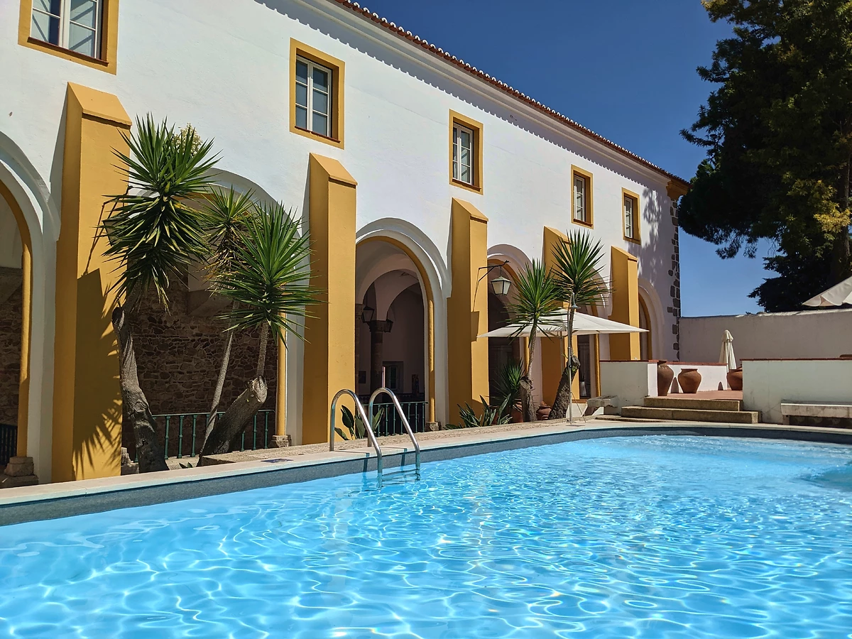 Piscine d'un hôtel dans un bâtiment historique colonial, Portugal