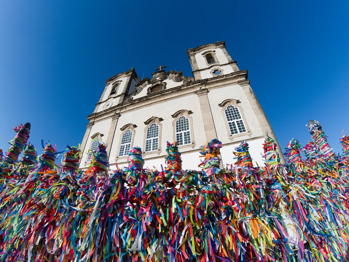 Rubans colorés devant l'église de Bonfim à Salvador de Bahia, Brésil