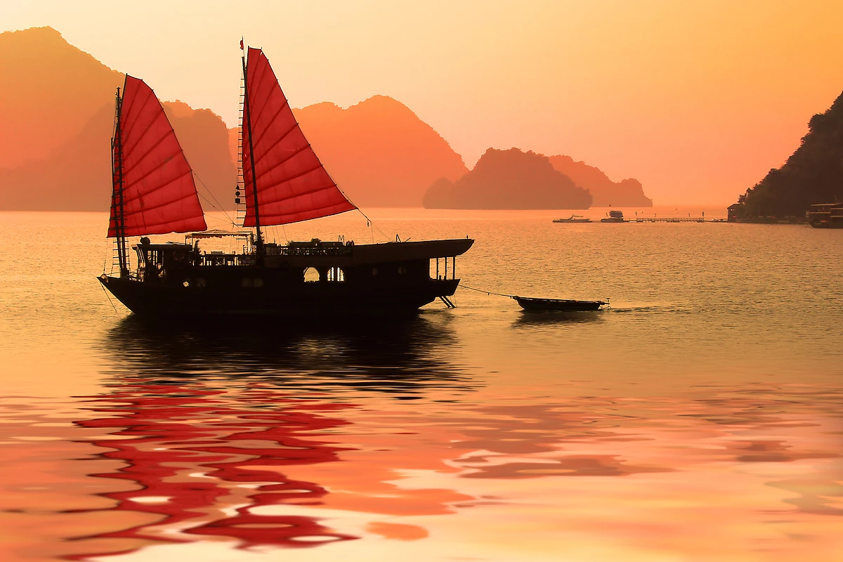Jonque au coucher du soleil, baie d'Halong