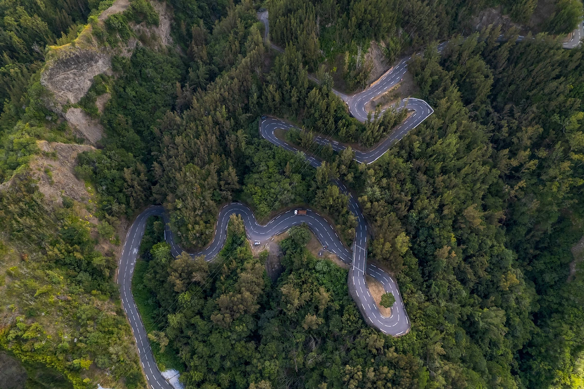 La route aux 400 virages du Cirque de Cilaos, Lîle de La Réunion