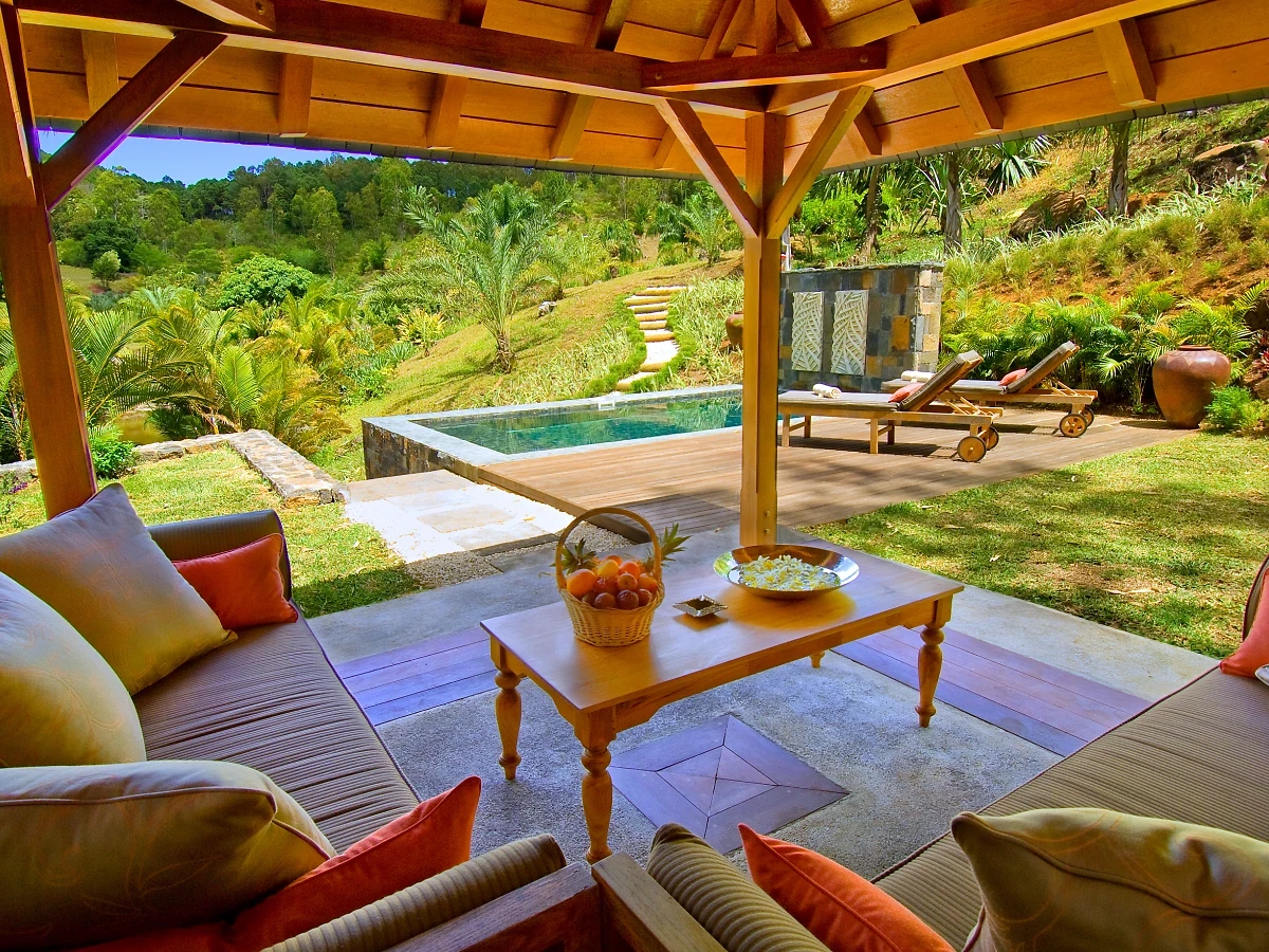 Image Suite montagne et jardin avec piscine